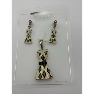 Icon Collection Off-White & Black Dress Earrings & Pendant Set
